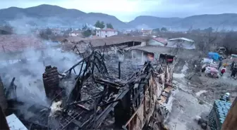 Amasya'da çıkan yangında binanın çatısı ile ahırda zarar oluştu