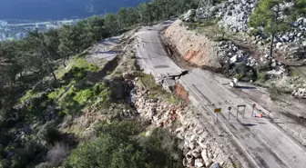 Antalya'da heyelan ve göçük oluşan yolda çalışmalar devam ediyor