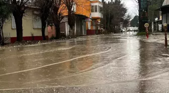 Antalya'da kuvvetli sağanak taşkınlara yol açtı minibüste mahsur kalanlar kepçe yardımıyla kurçarıldı