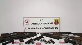 Antalya'da ruhsatsız silah operasyonunda 15 silah ele geçirildi