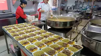 Araban'da 6 Şubat depremlerinde hayatını kaybedenler için 450 aileye et döner dağıtıldı