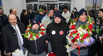 Avusturya'da madalya kazanan otizmli ikiz kayakçılar, Erzurum'da çiçeklerle karşılandı