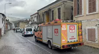 Aydın'da yağışlardan etkilenen evin bir bölümünün yıkılması kamerada