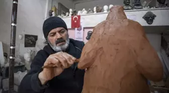 Babasından esinlenerek başladığı mesleğinde yüzlerce esere imza attı