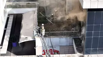 Bağcılar'da alışveriş merkezinin içindeki gece kulübünden alevler yükseldi