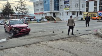 Bahşılı'da iki otomobilin çarpıştığı kazada araçlarda hasar oluştu