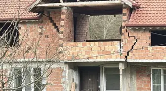 Bartın'da toprak kayması; 3 evde çatlaklar oluştu