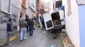 Beyoğlu'nda yokuştan kayan araç binaya çarptı: Ucuz atlattık