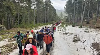 Beyşehir'de doğa tutkunları kar yürüyüşü yaptı