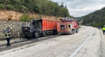 Bilecik'te seyir halindeki hafriyat kamyonu yandı