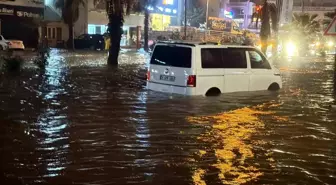 Bodrum sağanak yağışa teslim oldu: Yollar göle döndü, evleri su bastı