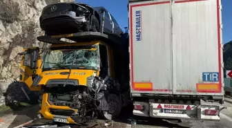 Burdur'da 2 tırın çarpıştığı kazada sürücüler yaralandı