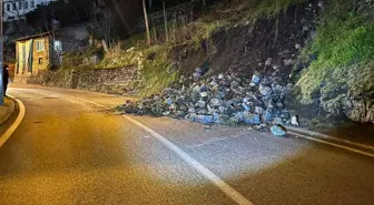 Bursa'da istinat duvarı çöktü; yol çift yönlü trafiğe kapatıldı