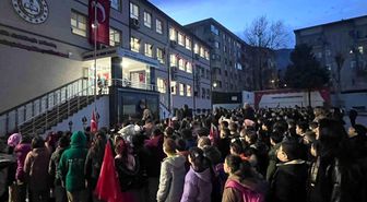 Bursa'da minik öğrenciler, depremde hayatını kaybedenleri unutmadı