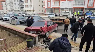 Çorum'da kamyonetin park halindeki araçlara çarptığı kaza güvenlik kamerasında