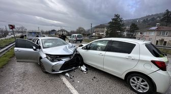 Düzce'de iki otomobilin çarpıştığı kazada 3 kişi yaralandı