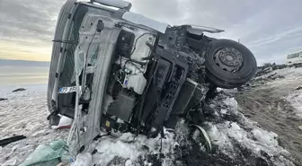 Erciş'te şarampole devrilen tırın sürücüsü yaralandı