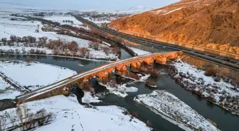 Erzurum'da çevresi karla kaplanan 728 yıllık tarihi köprü güzel görüntü oluşturdu