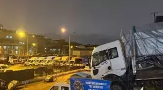 Esenyurt'ta yokuşta kayan kamyon korkulukları aşarak başka bir aracın üzerine düştü