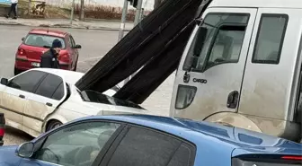 Eskişehir'de kamyonun dorsesinde taşıdığı demirler düşerek bir otomobile saplandı