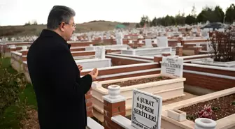 Eskişehir Valisi Yılmaz, 6 Şubat depremlerinde hayatını kaybedenlerin mezarlarını ziyaret etti