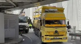 Fatih'te TIR tren hattının bulunduğu üst geçide çarptı