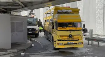 Fatih'te TIR tren hattının bulunduğu üst geçide çarptı