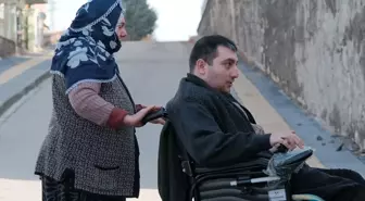 Fedakar anne hayatını adadığı engelli oğlunun eli ayağı oluyor