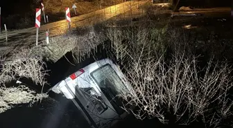 Feke'de dereye düşen hafif ticari aracın sürücüsü yaralandı