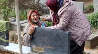 Gaziantep'te depremde ölenlerin mezarları başında hüzün; yakınları karanfil bıraktı