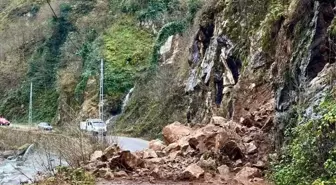 Giresun'da heyelan nedeniyle köy yollarında ulaşımda aksama yaşandı