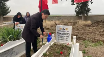 Depremde hayatını kaybeden polis memuru ve ailesi mezarları başında anıldı