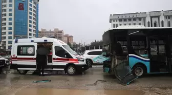 Hatay'da tırın otobüse çarpması sonucu 4 kişi yaralandı