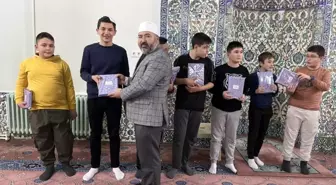 Hisarcık'ta camilerde müezzinlik yapan öğrenciler ödüllendirildi