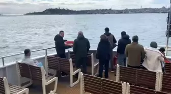 İstanbul'da bir kişi vapurdan denize atladı, görevliler ve vatandaşlar onun için seferber oldu
