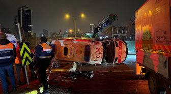 İstanbul'da otomobille çarpışarak takla atan ambulanstaki 3 kişi yaralandı