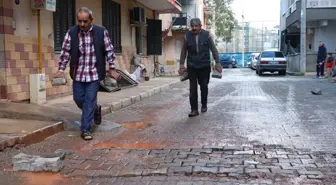 İzmir'de mahalleli bozulan yolu kendi imkanlarıyla onardı