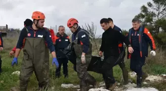 Dere üzerindeki köprüden geçen otomobil sele kapıldı: 2 ölü