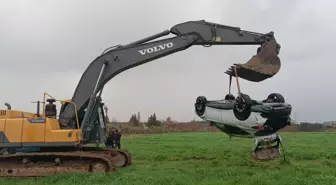 İzmir'de otomobil, dere üzerindeki köprüden geçerken sele kapıldı: 2 ölü