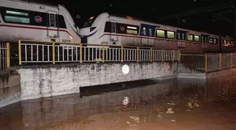 İzmir'de suyla dolan alt geçitte kamyonette mahsur kalan sürücü öldü