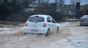 İzmir'in Ödemiş ilçesinde yağış hayatı olumsuz etkiledi
