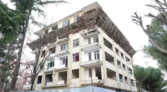 Kadıköy'de Duygu Apartmanı kontrollü yıkıldı