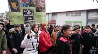 Kahramanmaraş depremlerinde ölenler için okullarda saygı duruşu
