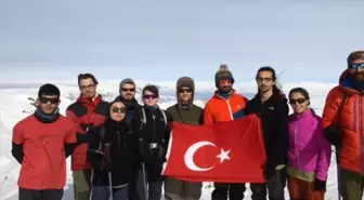 Kahramanmaraş merkezli depremlerde hayatını kaybedenler Van'da anıldı