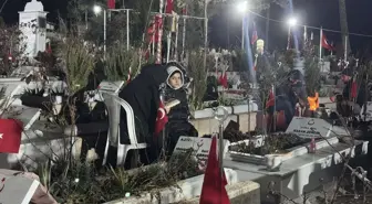 Kahramanmaraş'ta depremlerin üçüncü yılında mezarlık ziyaretleri geceden başladı