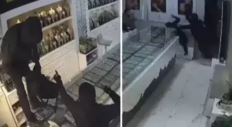 Kar maskesiyle dükkanı bastılar, çalışanı dövüp 1 kilo altınla kaçtılar