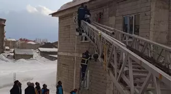 Kar temizlerken ayağının kayması sonucu çatıda asılı kalan kişiyi ekipler kurtardı