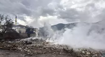 Karabük'te 4 ev, ahır ve traktör yandı, 2 büyükbaş öldü