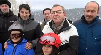 Kars'ta şehit ve gazi ailelerinin çocukları kayak öğreniyor