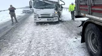 Kars'ta zincirleme trafik kazasında 5 araçta hasar oluştu